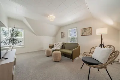 Cozy Home Fenced Yard Fully Furnished in Quite Neighborhood