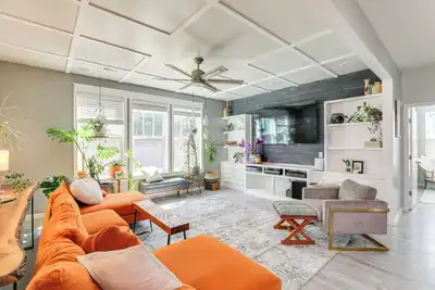 Image de Media Room & Yard: Modern Moncks Corner Home