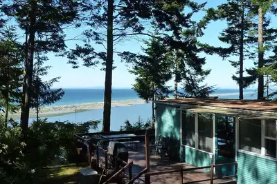 Image de Spacious shorefront cabin with Dungeness National Wildlife Refuge views