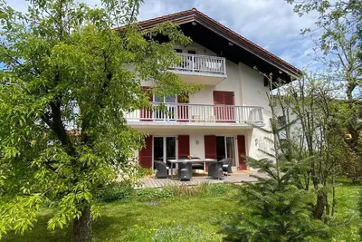 Image de Spacious vacation apartment with terrace and garden