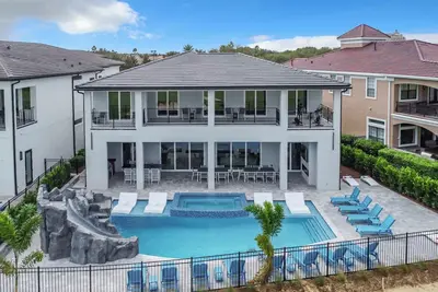 Image de Really Fun House with tons of room, huge pool plenty to do and a terrific view