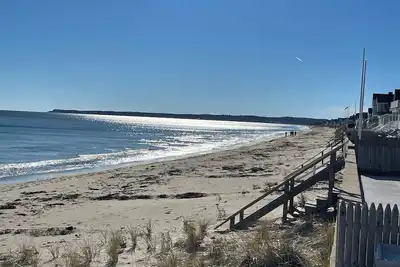 Image de Beautiful Beach Cottage steps away from private Moody Beach!