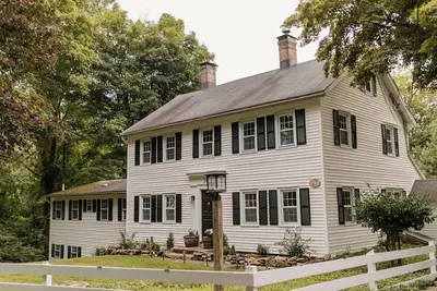Image de Charming 4-bedroom farmhouse in Huntington Center, Shelton Connecticut.