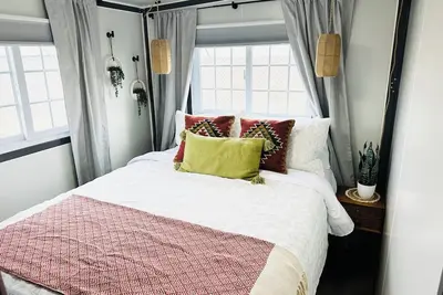 Image de Pet friendly Studio BoxHouse in Pecos: Queen bed with Twin over Full Bunk Beds
