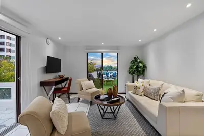 Image de Ph Sol y Luna Hidden Gem in Miramar, Sj | Power Generator, Water Cistern, Parking