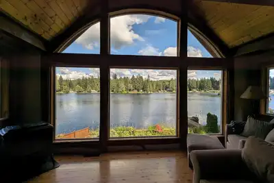Image de Experience upscale cabin living at Wolf Lodge our rustic, lakeside retreat!