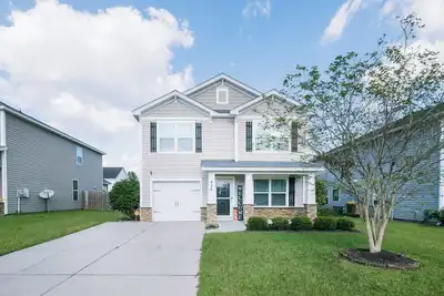 Image de Charming 3-bedroom oasis in lovely Pooler with hot tub, king bed, and Smart TVs