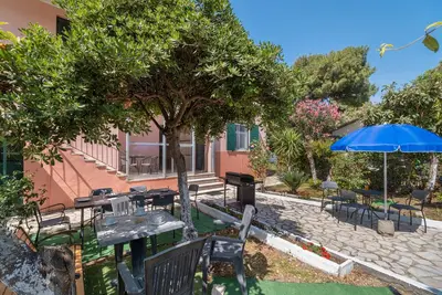 Image de Maison de vacances 'Giorgos House Ground Floor' avec terrasse privée, jardin partagé et Wi-Fi