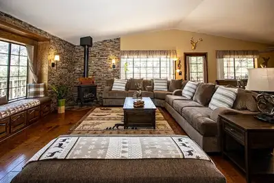 Golden Deer Cabin: 3-Story Cozy Lodge, Game Room, Fire Pit, Mountain View, River