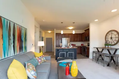 Image de Chic 2-bedroom apartment in cool Brookfield with WiFi, fitness room