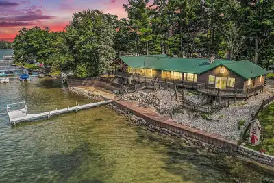 Image de Lakefront, Indoor Pool+Hot Tub, Sandy Beach+Dock+Kayak, Gameroom+Firepit