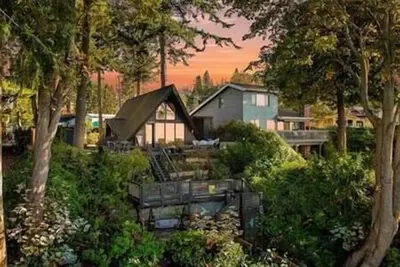 Image de 180° Oceanview A-Frame, Hot Tub, Stairs to Beach, Oceanview, Beach Access, 3 bedroom A-frame