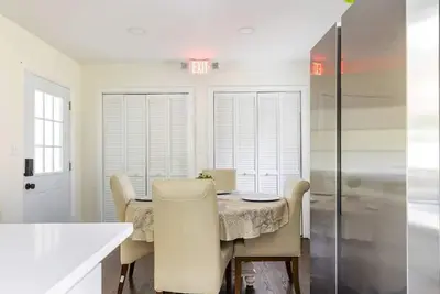 Image de The Abode at Roswell. A Charming 4-bedroom with handicap accessible features.