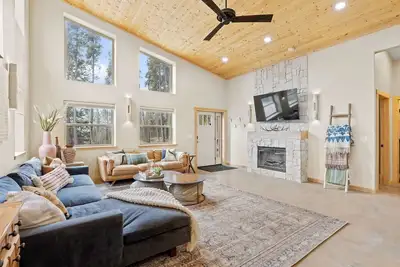 Image de The Hideaway - Hot tub, Attached garage, Private, Modern 3-bedroom cabin