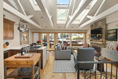 Image de New Winter Listing! Prime Aspen Location | Wood Fp, W/D, Hot Tub, Pool, Patio, Beautifully Appointed