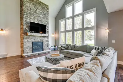 Image de Steps From Oneida Lake: Spacious Gem w/ Game Room!