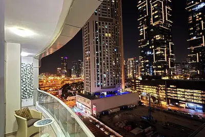 Image de Stylish King Suite in Dubai Marina – Perfect Workspace & Nightlife