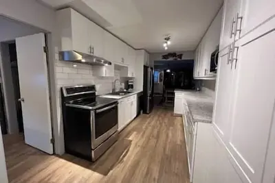 Image de Superb Location / 2 Bedroom / Top Floor