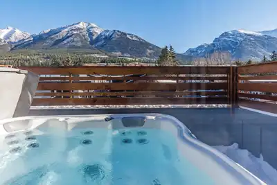 Image de Aurora Lights - Luxe Townhouse Private Hot Tub