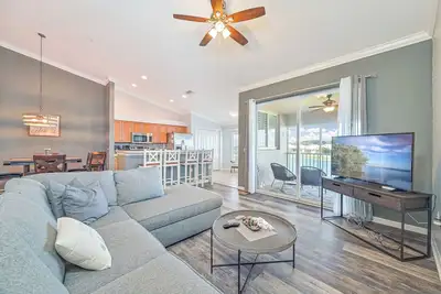 Image de Bella Terra - Top floor condo with wide Lake View!