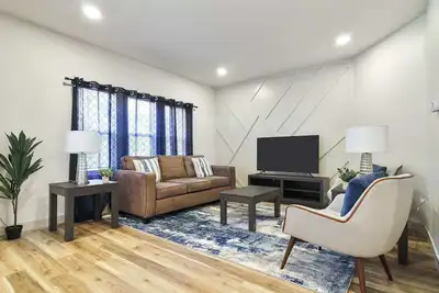 Image de Remodeled Home - Steps from Brady Street!