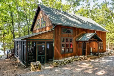 Newly constructed home sleeping 4 located on Fish Cove Lake Winnipesaukee