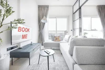 Image de Free housekeeping visits during your stay - StayShort - Stylish Studio Apartment at Collective Tower