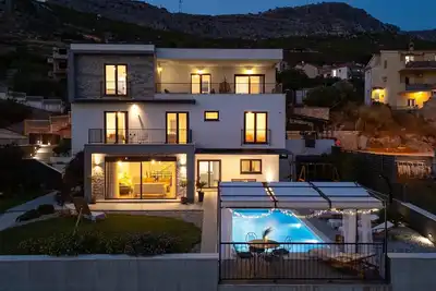 Image de Located 8km from Split, offers 5 bedrooms, 5 bathrooms, Playroom with Ps5, private pool, stylish living area, 6km from nearest beach, capacity of 10 people