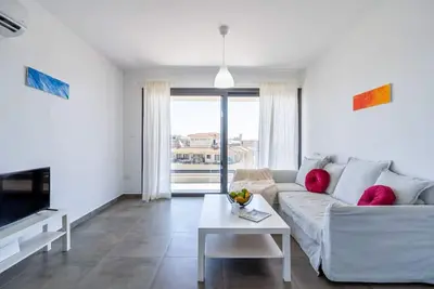 Image de Maryam's 2-Br Apt Facing Larnaca Harbor W/ Pool