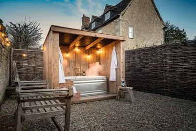 Fabulously presented dog friendly holiday cottage with outside tub - The Coach House, South Cerney
