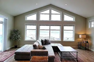 Image de Escape to this beautiful 2-bedroom, 2-bathroom upper-floor retreat