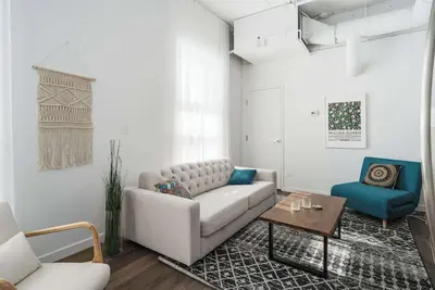 Image de Modern One-Bedroom|Downtown Steps from Centre Bell