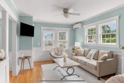 Image de Hyannis Charmer walk to Main St.