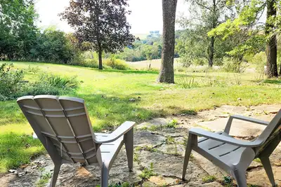 Image de Cozy Cottage with Driftless Views. Fireplace, outdoor trails, and close to town.