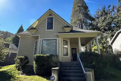 Image de Charming 2-bedroom Victorian Gem - Across Beautiful Lithia Park & Ashland Plaza