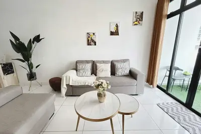 Image de Platino 13 Pax, Mins away from Paradigm & Legoland\n\n