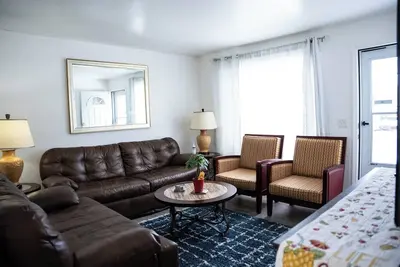 Image de Entire 3 Bedroom Home. Newly renovated & Furnished