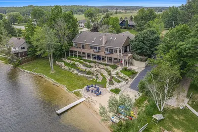 Image de Stunning Lake House - 200` of Lakefront with Kayaks & Game Room