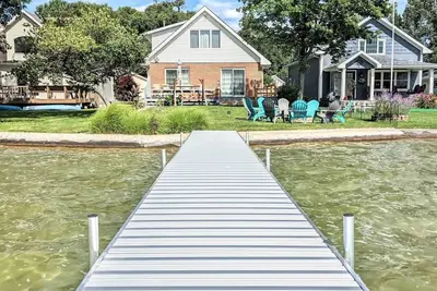 Image de Private Waterfront 4 Bedroom Lake Home, 25 min. from Notre Dame, Simonton Lake