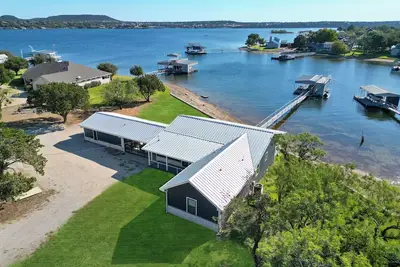 Image de Sunrise Shore: Lakefront property with a private dock and slide. Sleeps 14