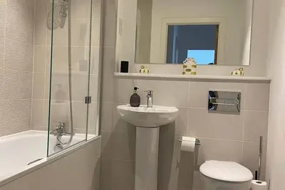 Image de Modern, cosy, clean waterside Apartment to feel at home.