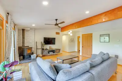 Image de Ping-Pong & Private Hot Tub: Family Cabin in Bend!