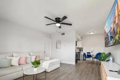 Image de 1b1b Luxury Getaway: Pool Access and Free Parking