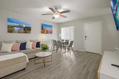 Image de 2b1b Luxury Getaway: Pool Access and Free Parking