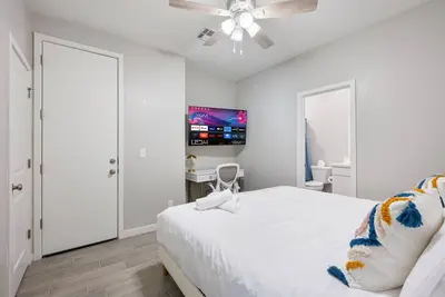Image de Luxurious 2b2b Suite with Free Parking + Washer Dryer