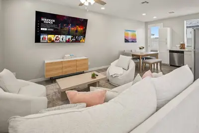 Image de Luxurious 2b2b Suite with Free Parking + Washer Dryer