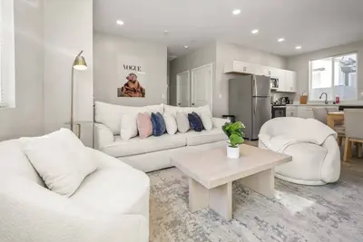 Image de Luxurious 2b2b Suite with Free Parking + Washer Dryer