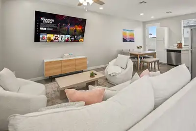 Image de Luxurious 2b2b Suite with Free Parking + Washer Dryer