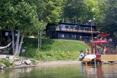 Image de Waterfront Muskoka Cottage. Hot Tub. Water Toys. Pool Table & all Amenities Inc.