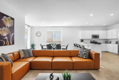 Image de New 2024 Home 3br/2ba, 2 Car Garage, Level 2 Ev Charger, 86\" Tv, And  King Bed